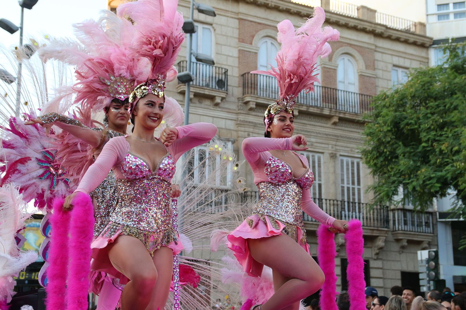 La Batalla de las Flores ha regresado inundando Almería de claveles
