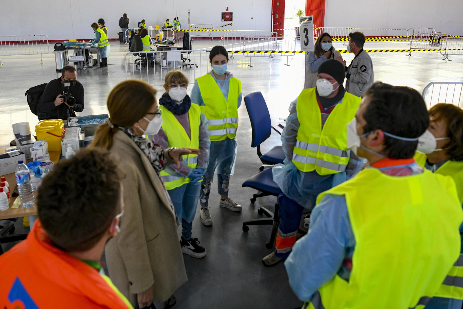 Fotos: así ha sido el inicio de la vacunación masiva del personal educativo de Granada