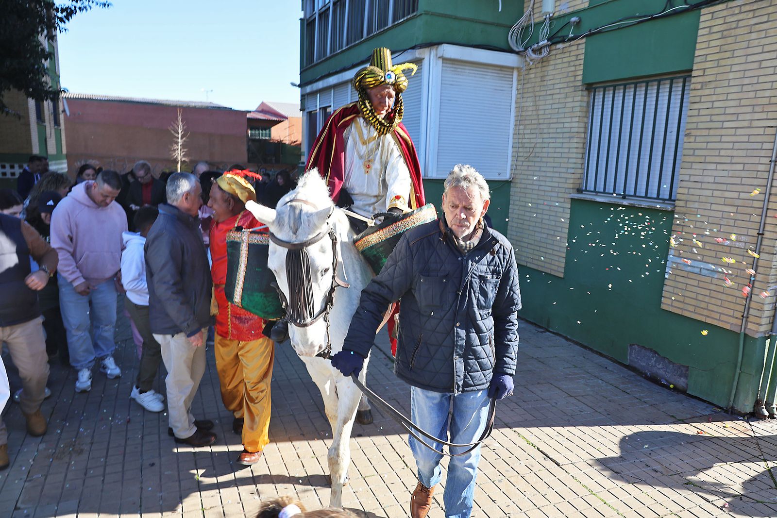 Día de regalos y Reyes Magos por los barrios de la ciudad