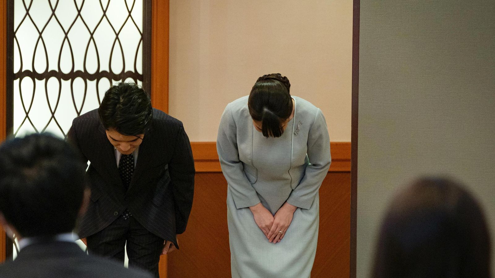 Mako y Kei Komuro saludan a la prensa.