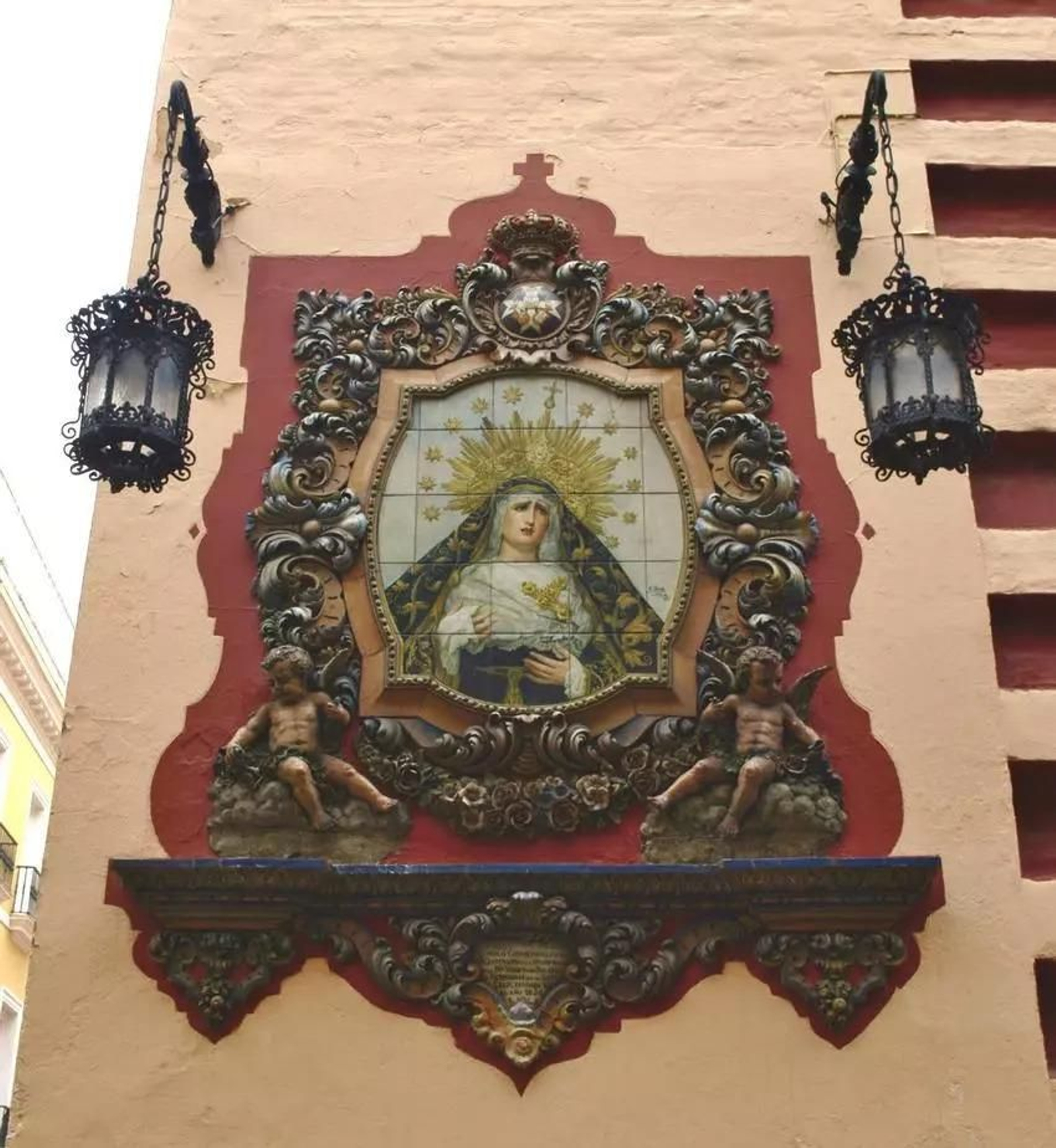 El retablo de la Soledad en la fachada de la iglesia