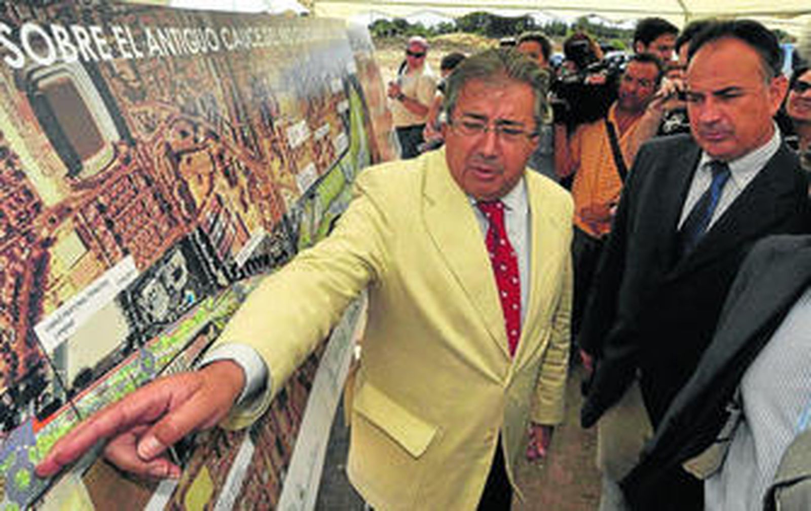 Zoido gana respaldo en su partido pero se resiste a hablar de la sucesión