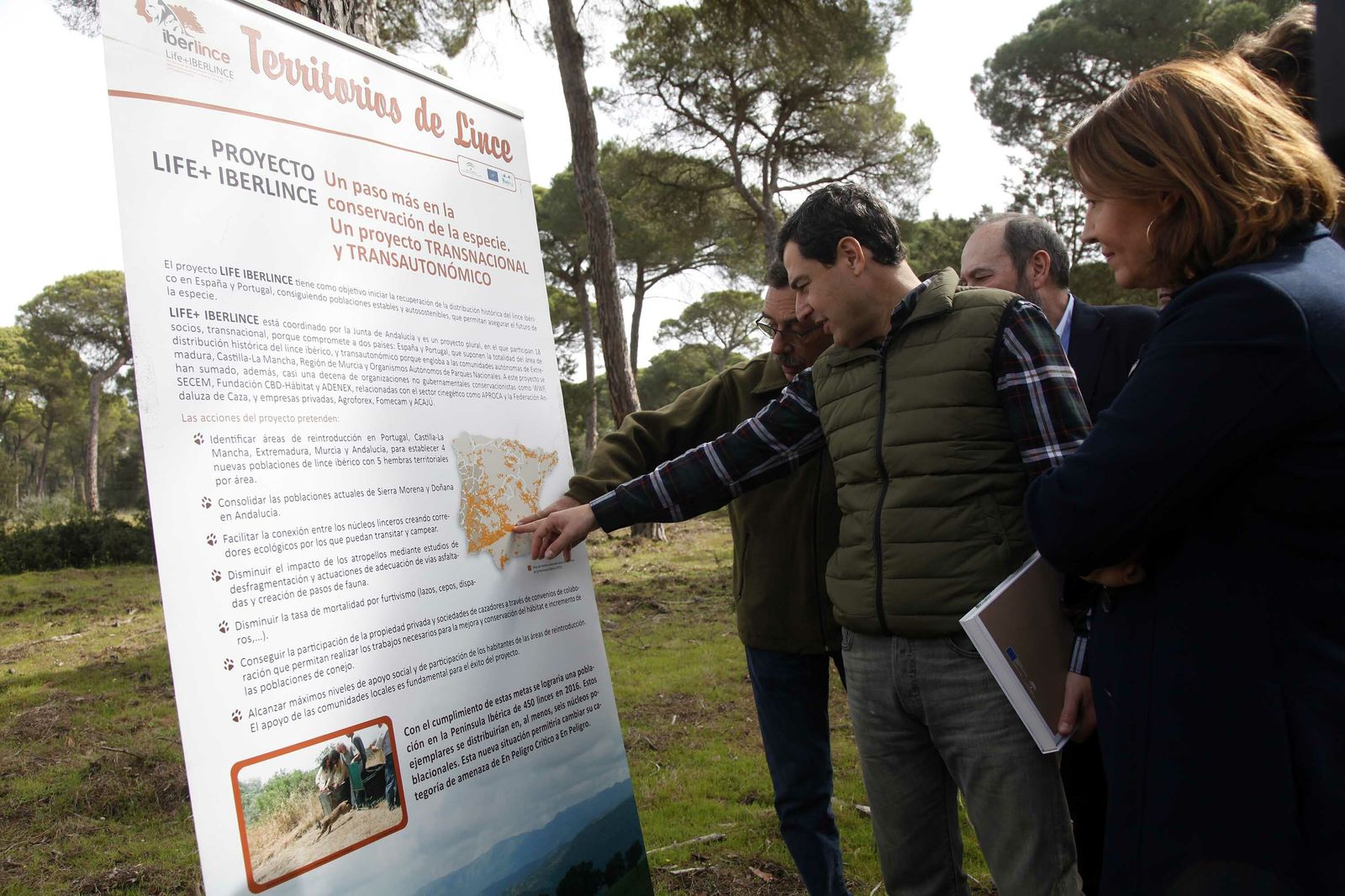 El presidente de la Junta de Andalucía, Juanma Moreno, conoce más a fondo el programa Life-Iberlince.