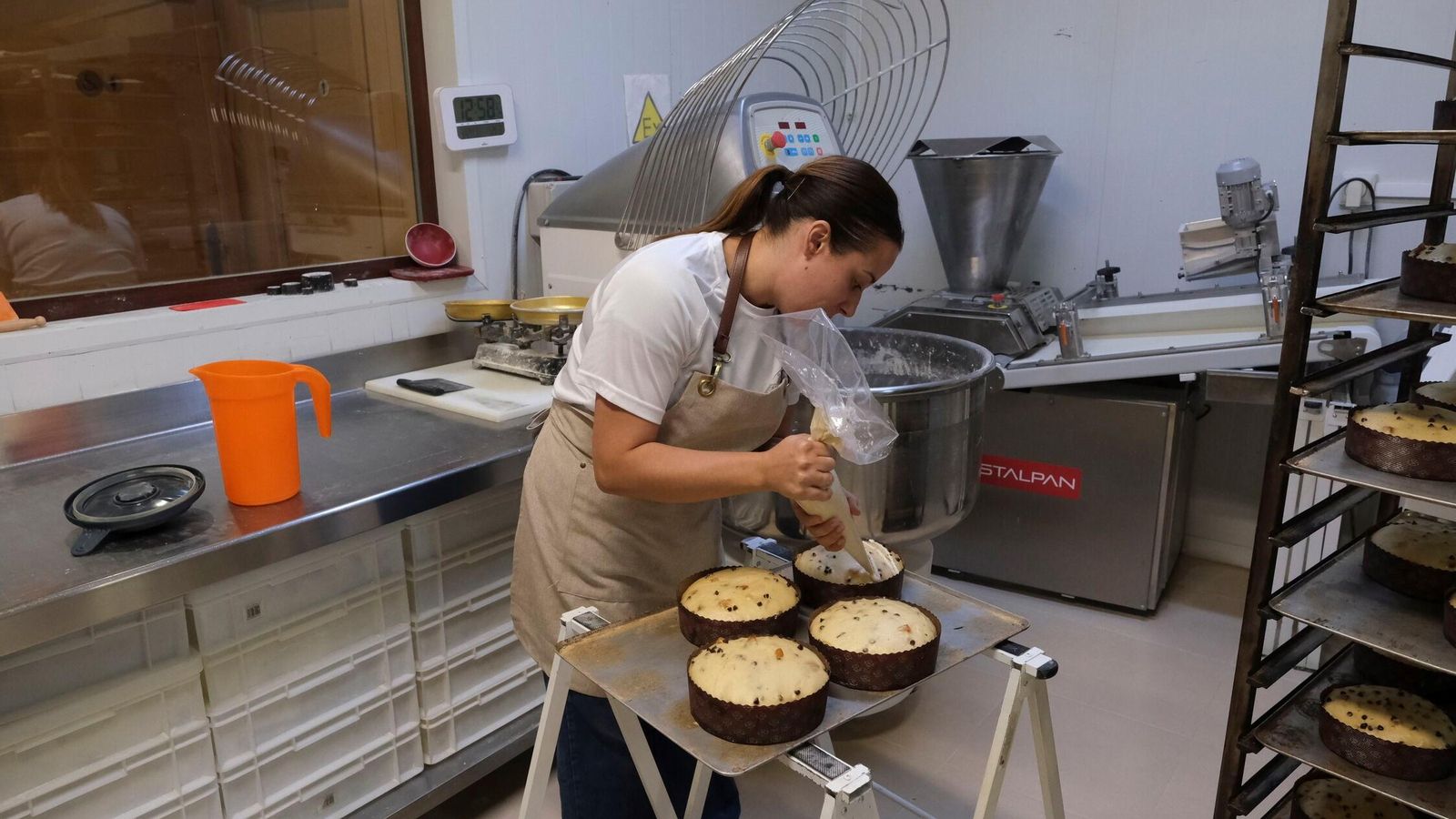 Elaboración de panettones en Alcolea.