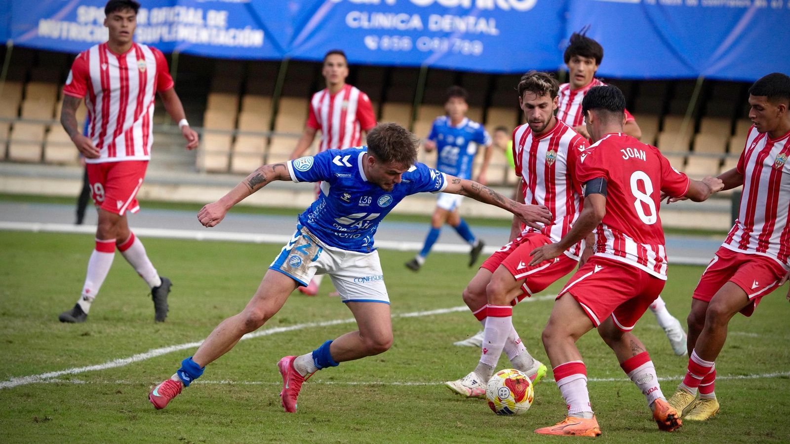 Ekiza pelea un balón con Joan.