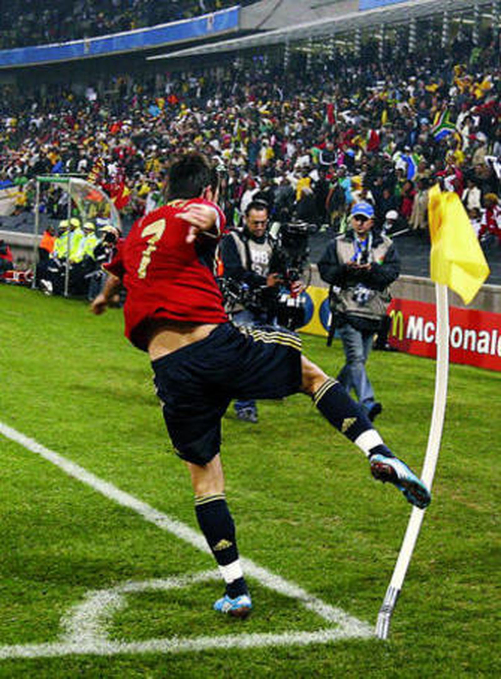 Villa celebró su gol frente a Suráfrica golpeando el banderín de córner tras fallar antes un penalti.