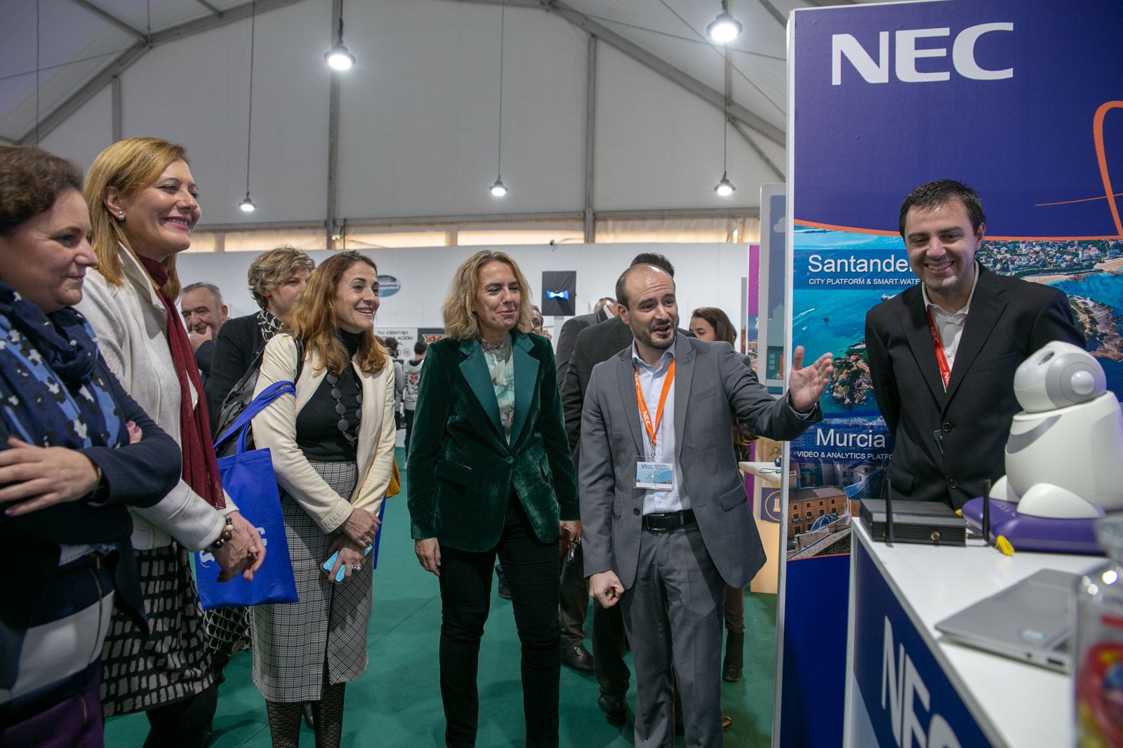 La vicepresidenta de Inpro (segunda por la izquierda) con la gerente (con chaqueta verde), en el expositor de una de las empresas, en la Feria de la Innovación.