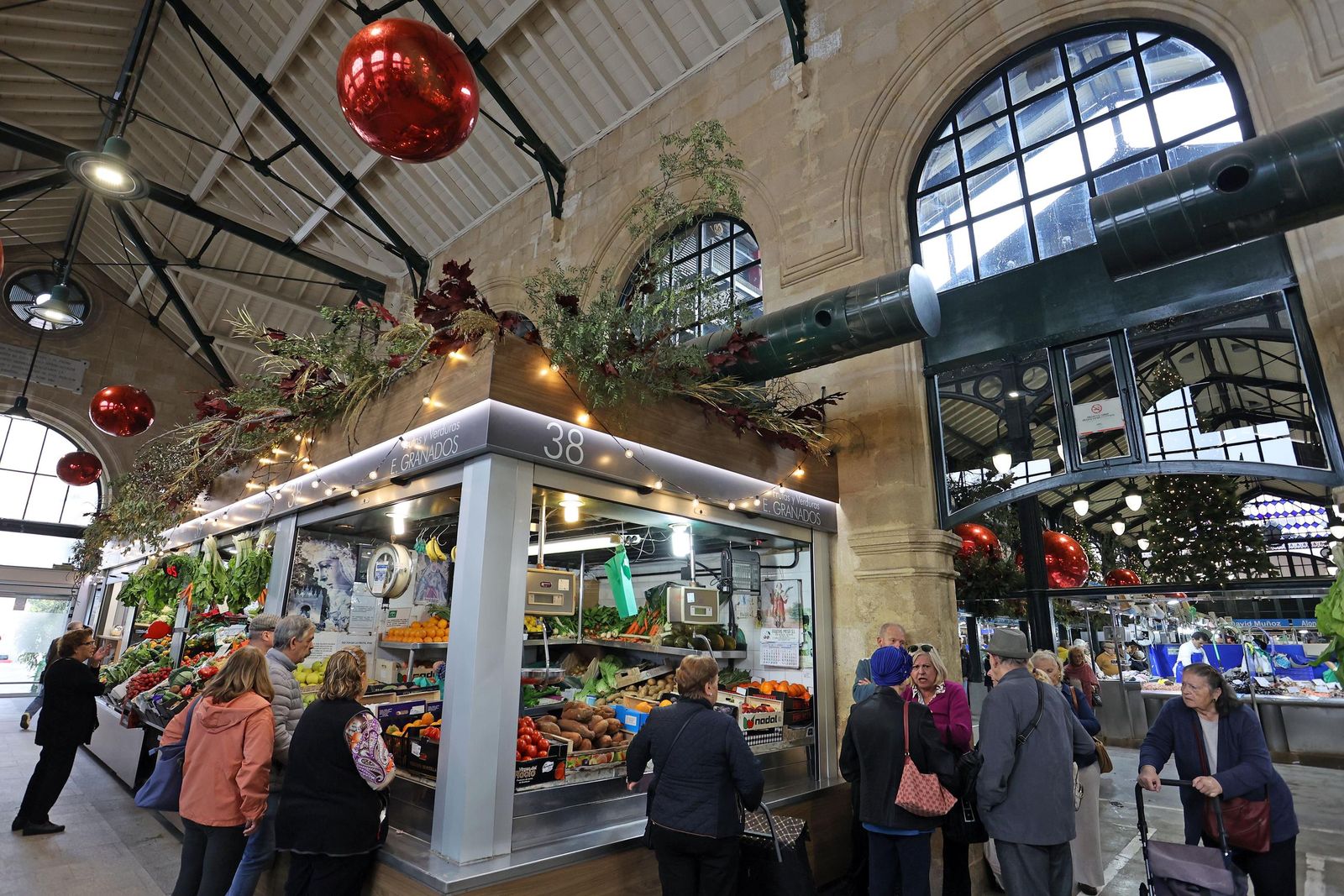 Ésta es la decoración navideña del mercado central de Jerez