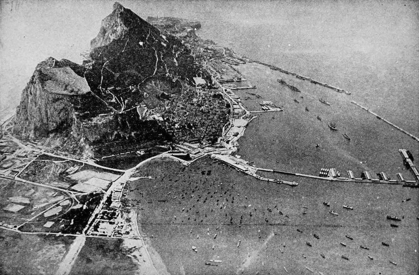 Panorámica del puerto de Gibraltar y el arco suroiental de la Bahía.