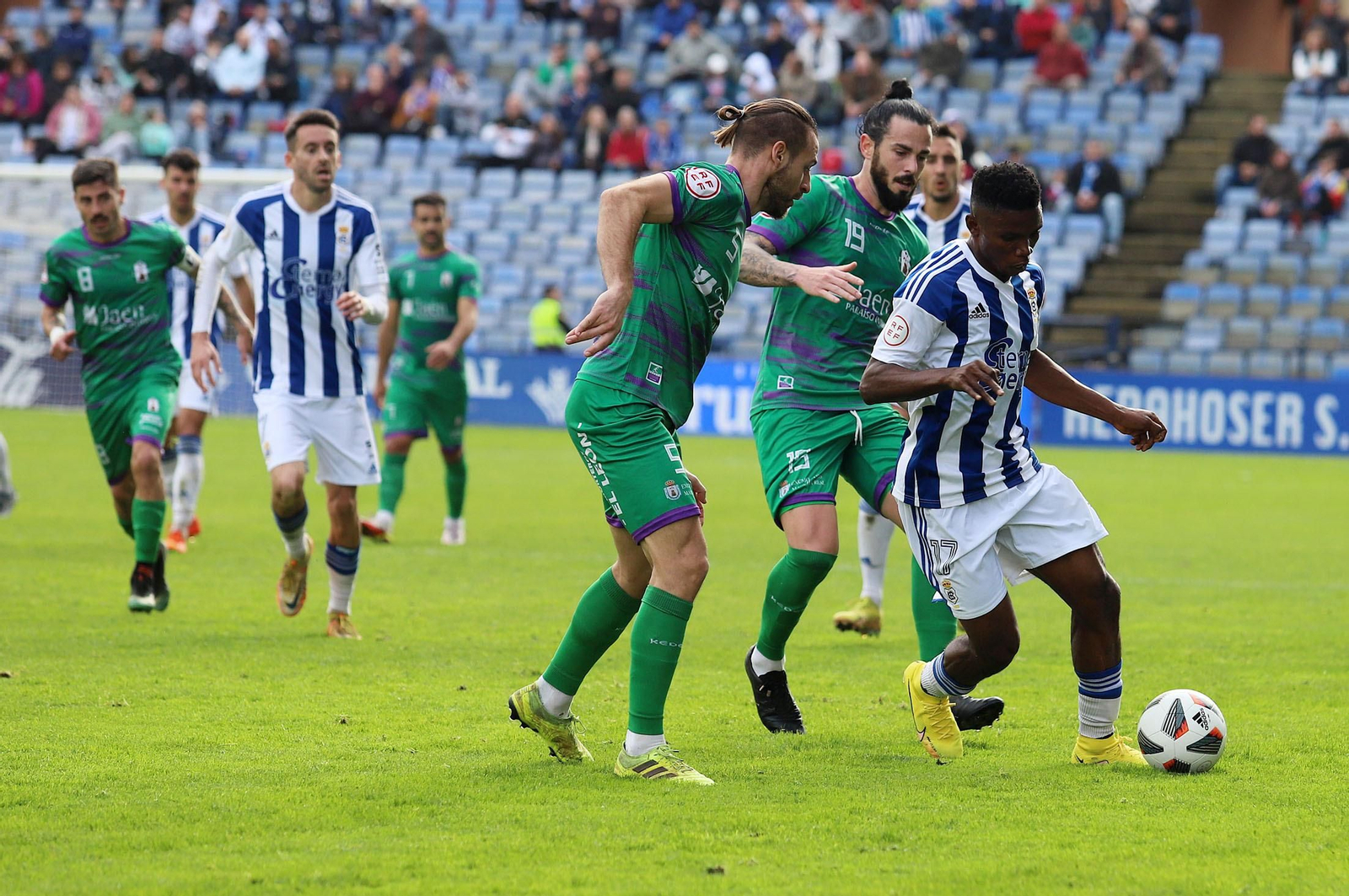 Peter controla el balón en el choque con el Mancha Real en el Nuevo Colombino.