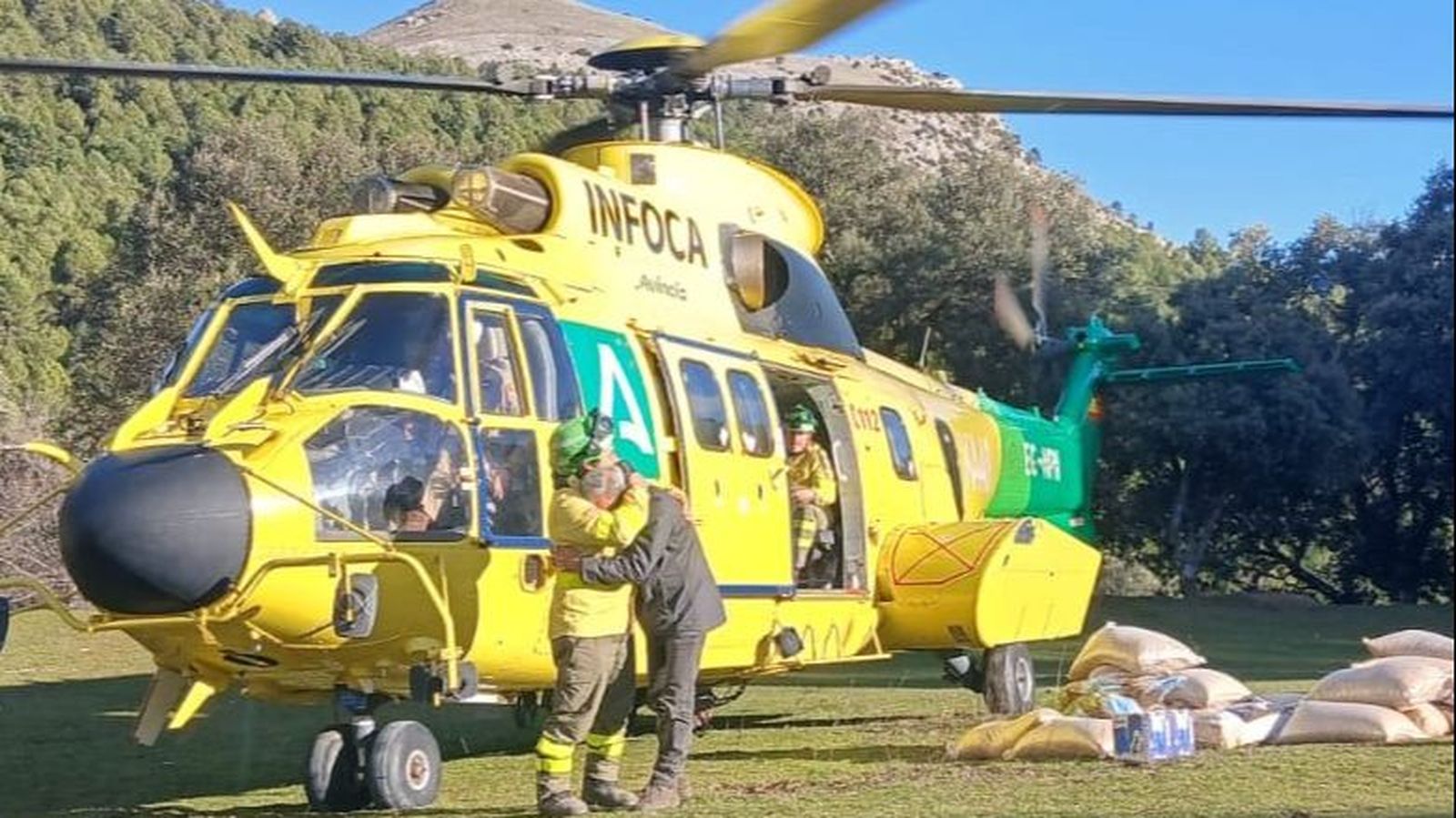 Un ganadero de Segura de la Sierra se abraza al personal del Infoca tras recibir avituallamiento para él y para su ganado