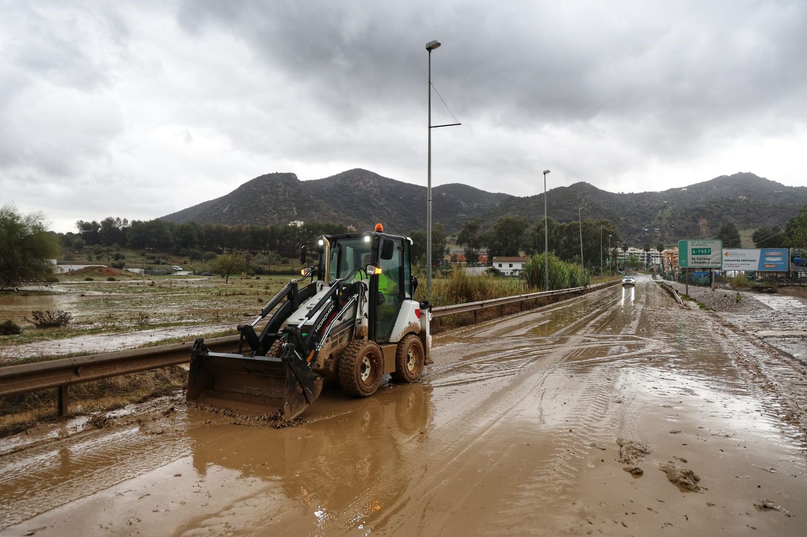Carretera de Cártama cortada por el desbordamiendo del río Guadalhorce