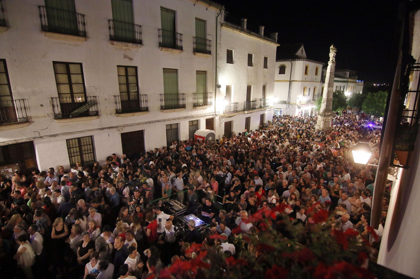 Público asistente a una de las actuaciones incluidas en una edición anterior de la Noche Blanca del Flamenco. Público asistente a una de las actuaciones incluidas en una edición anterior de la Noche Blanca del Flamenco.