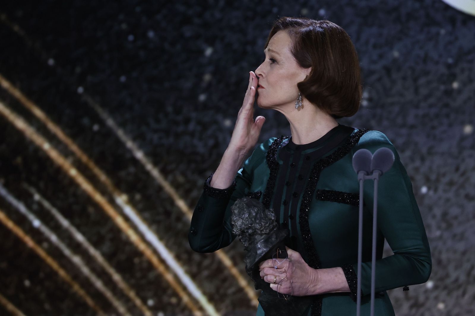 La actriz Sigourney Weaver recogiendo el Goya Internacional en 2024
