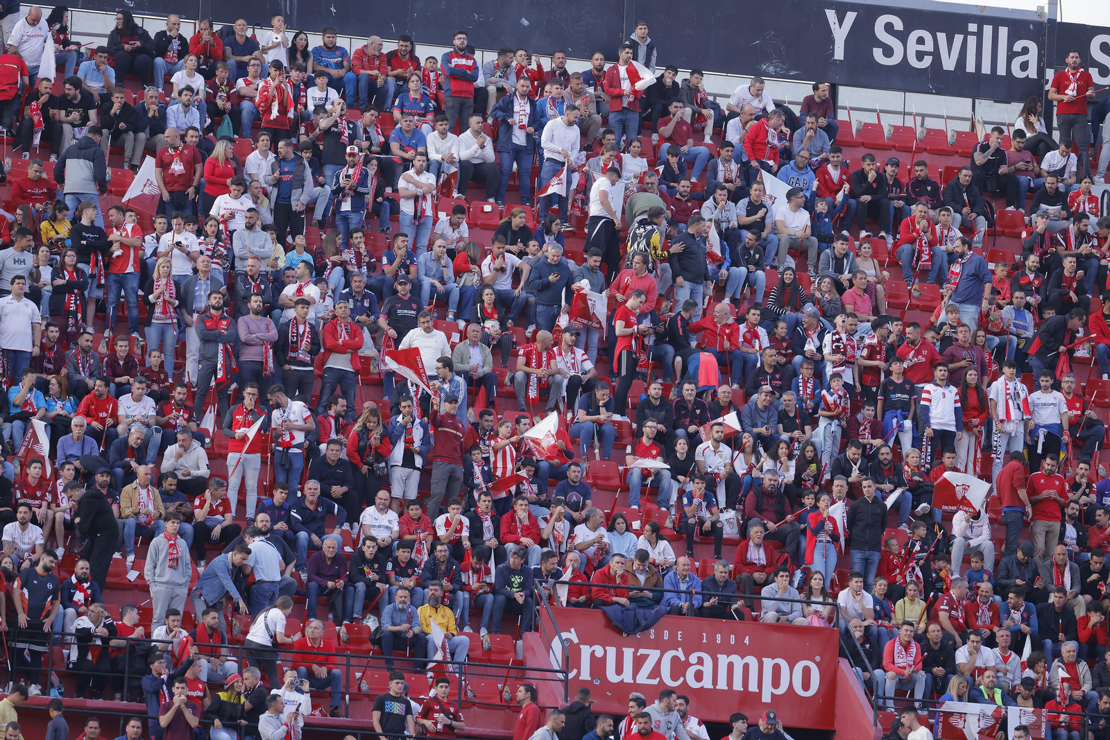 Búscate en las fotos del Sevilla-Betis