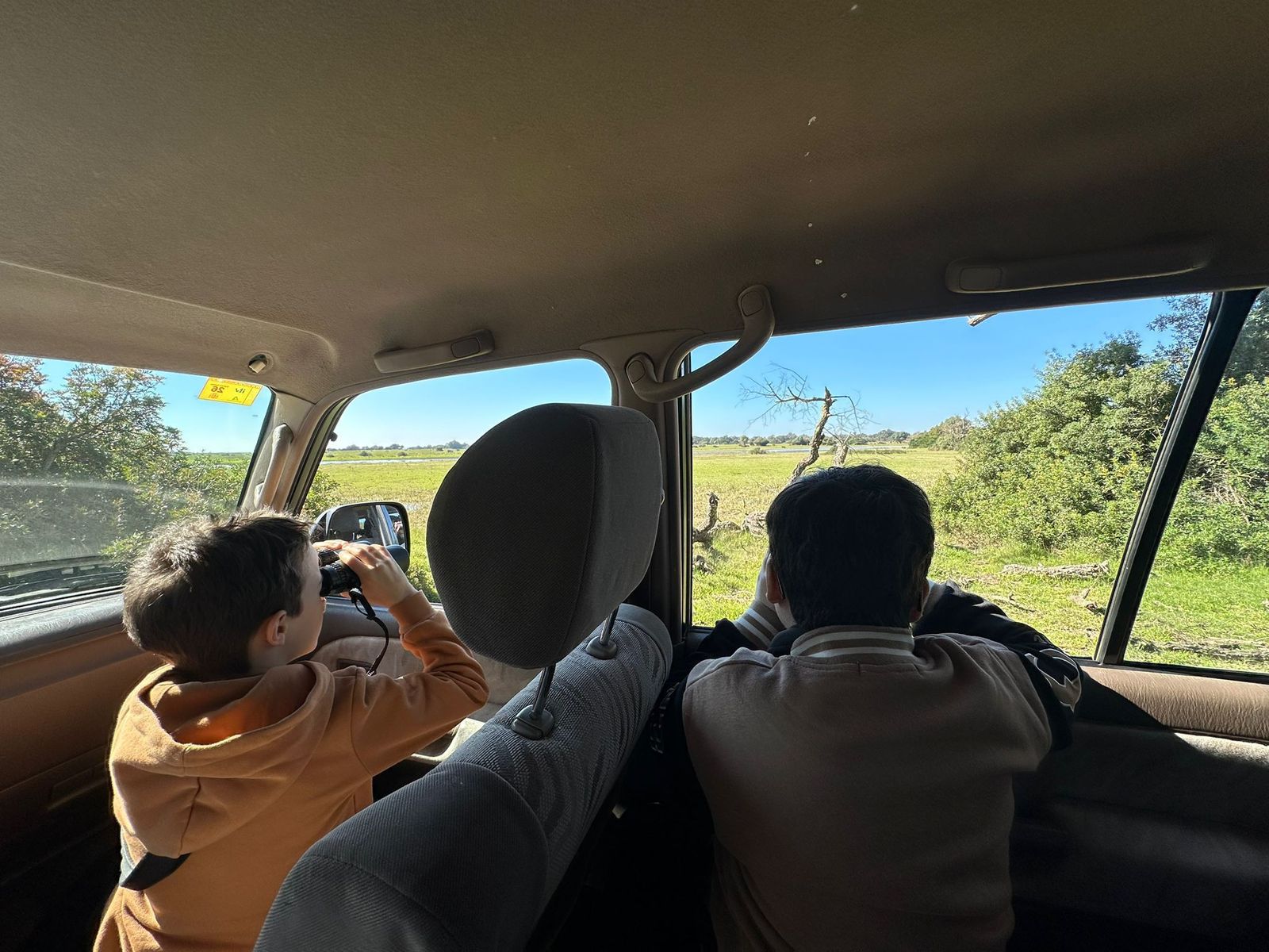 La peña Sevillistas en Xerez regala ilusión en El Rocío a niños del Hospital de Jerez