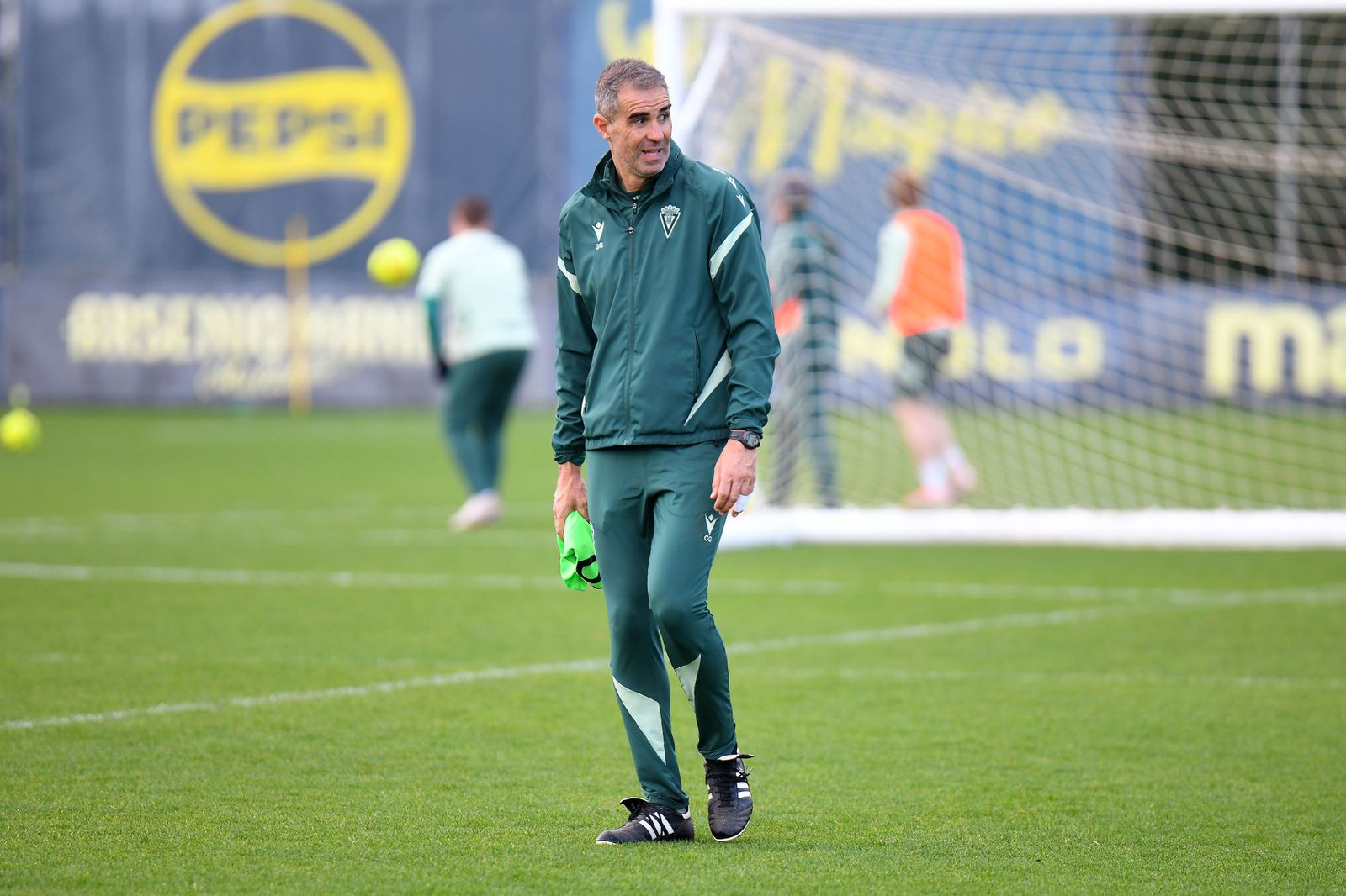 Gaizka Garitano observa el trabajo de sus pupilos en la sesión de este martes.