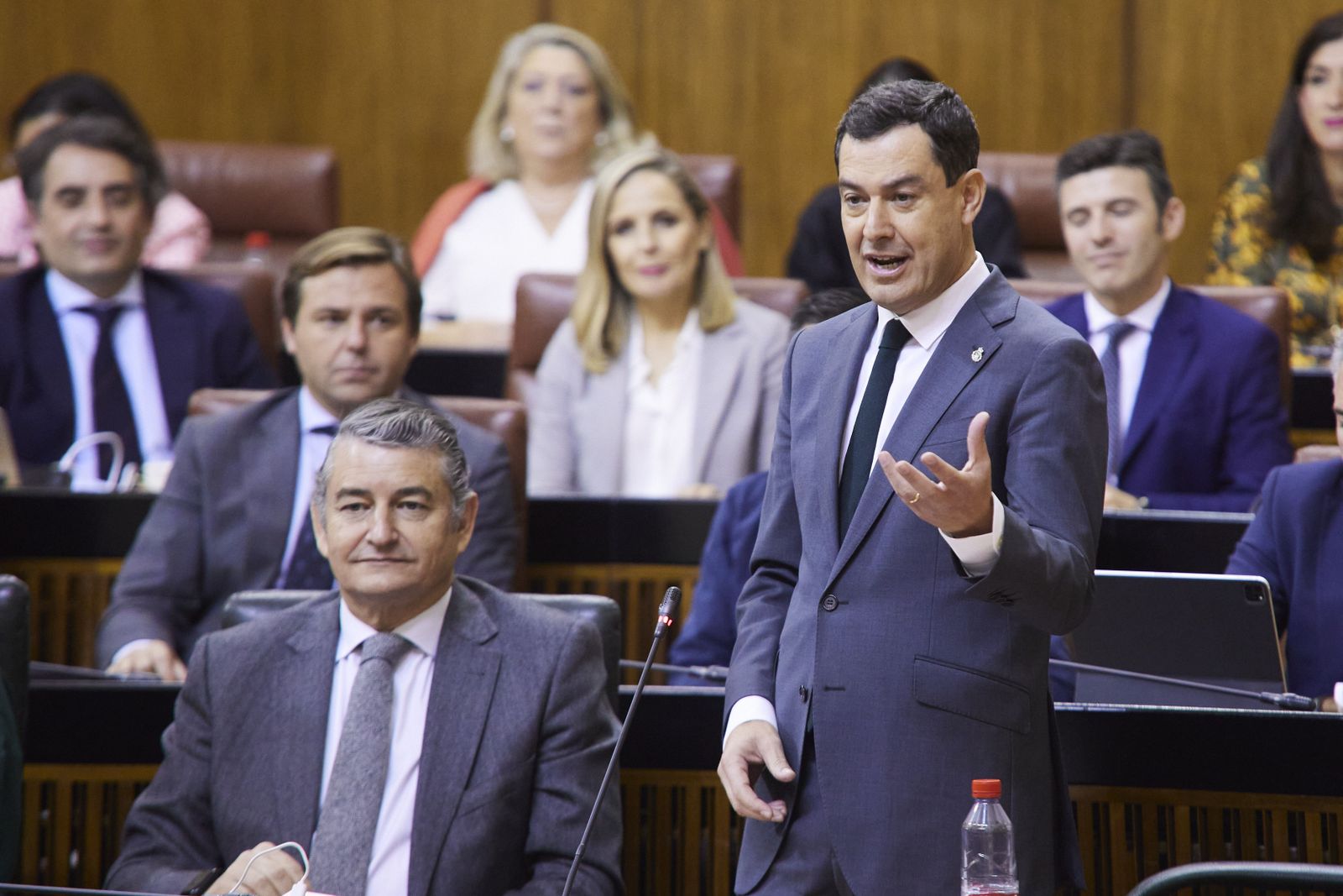 El presidente de la Junta, Juanma Moreno, en la sesión de control al Gobierno.