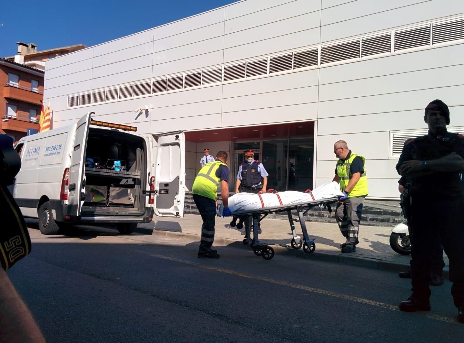 El ataque con un machete en la comisaría de Cornellà, en imágenes