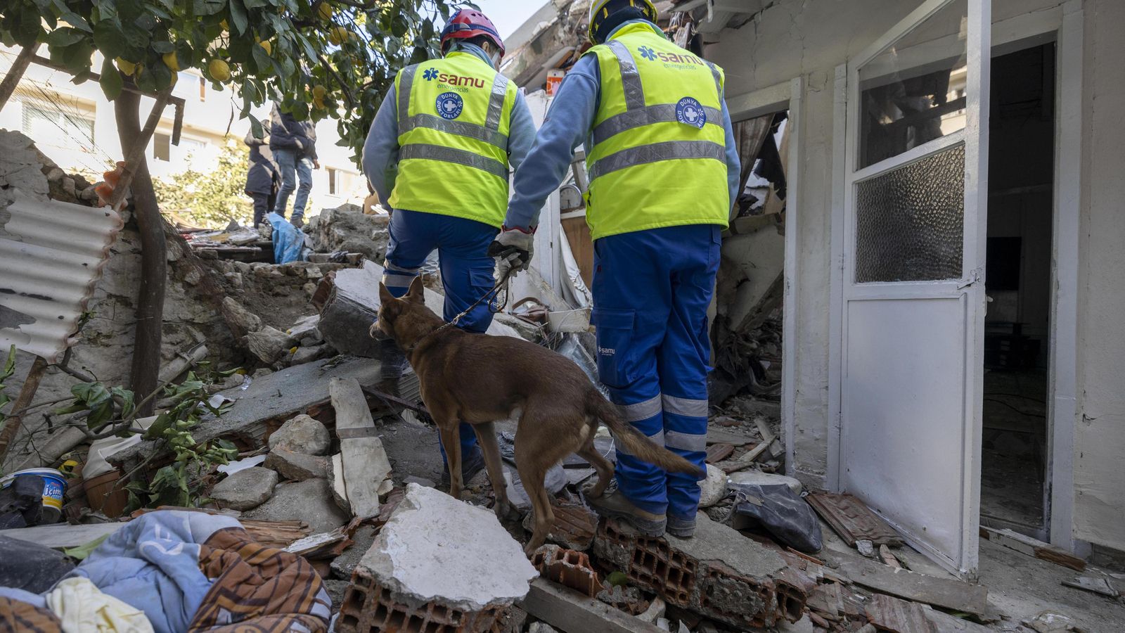 Parte del contingente de la Fundación Samu durante las labores de rescate en la ciudad turca de Antioquía.