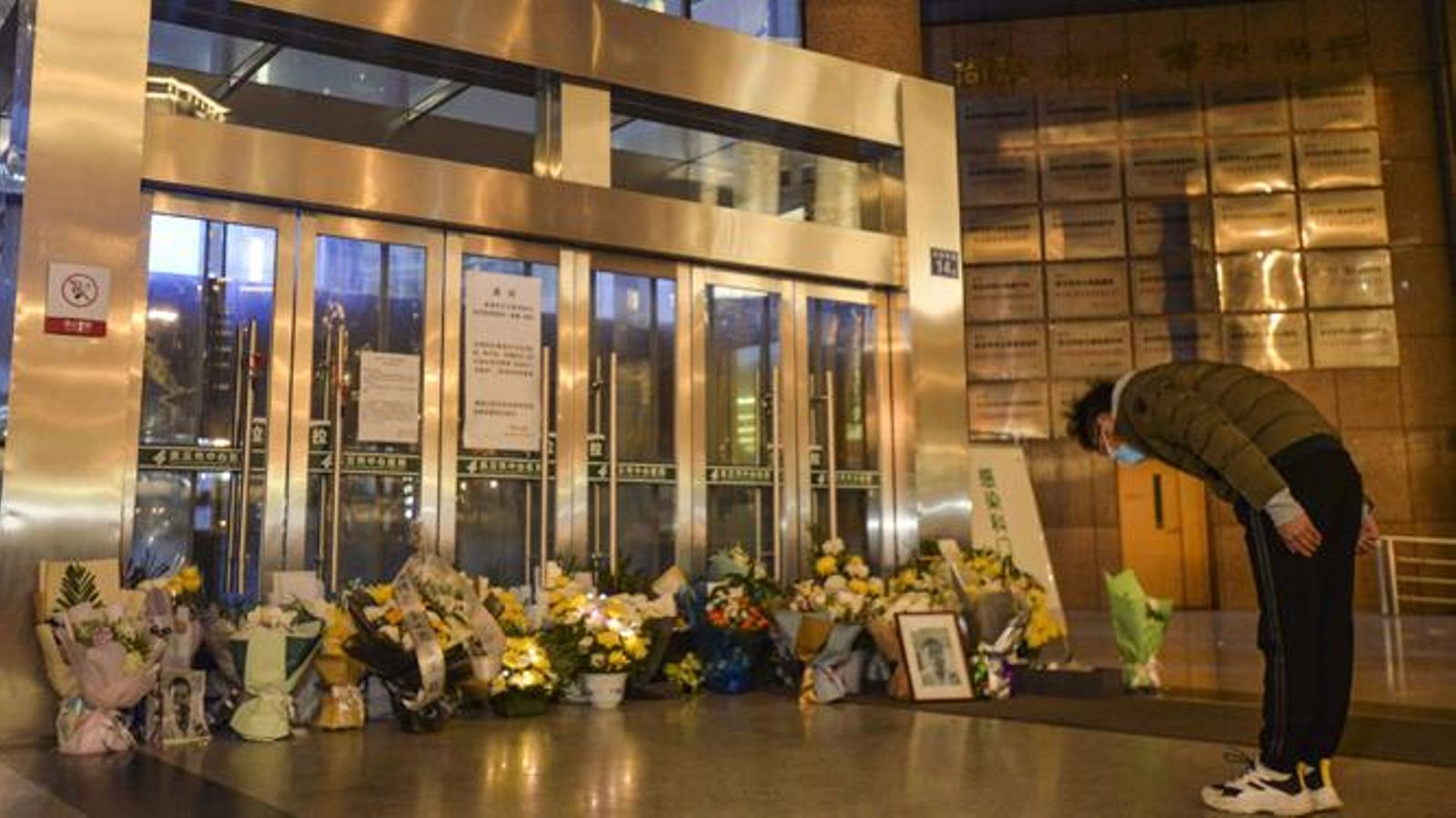 Otro punto espontáneo en recuerdo de Li Wenliang.