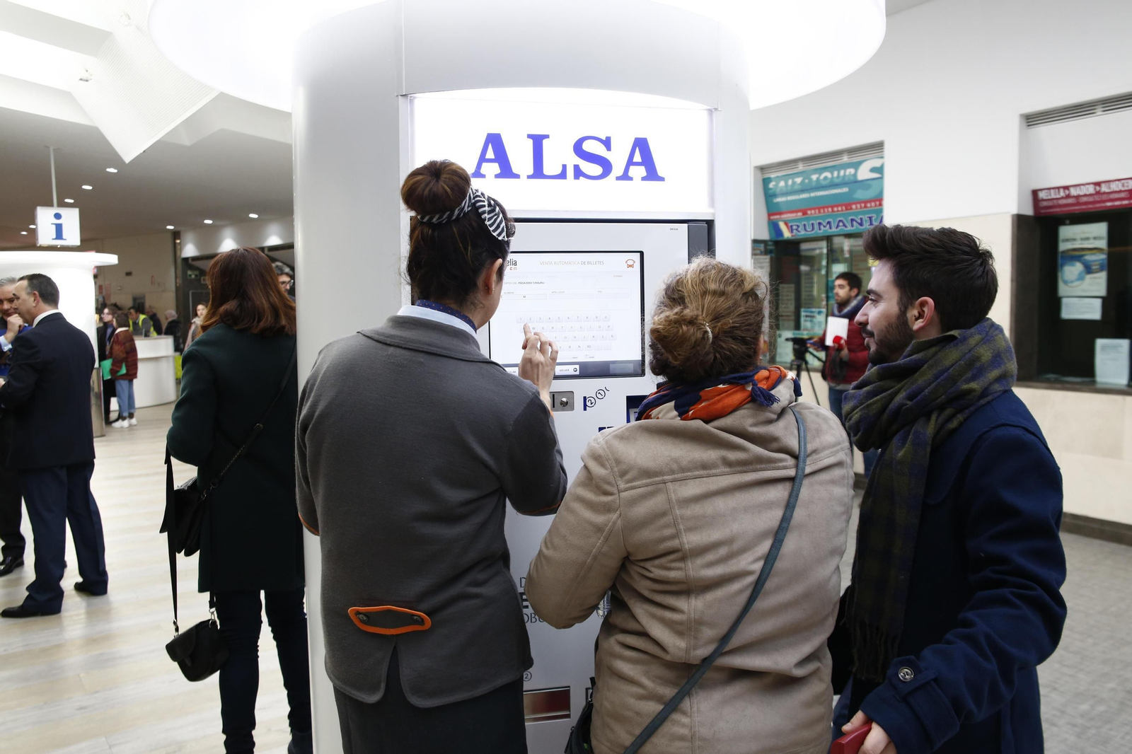 Pantallas táctiles para la compra de billetes.
