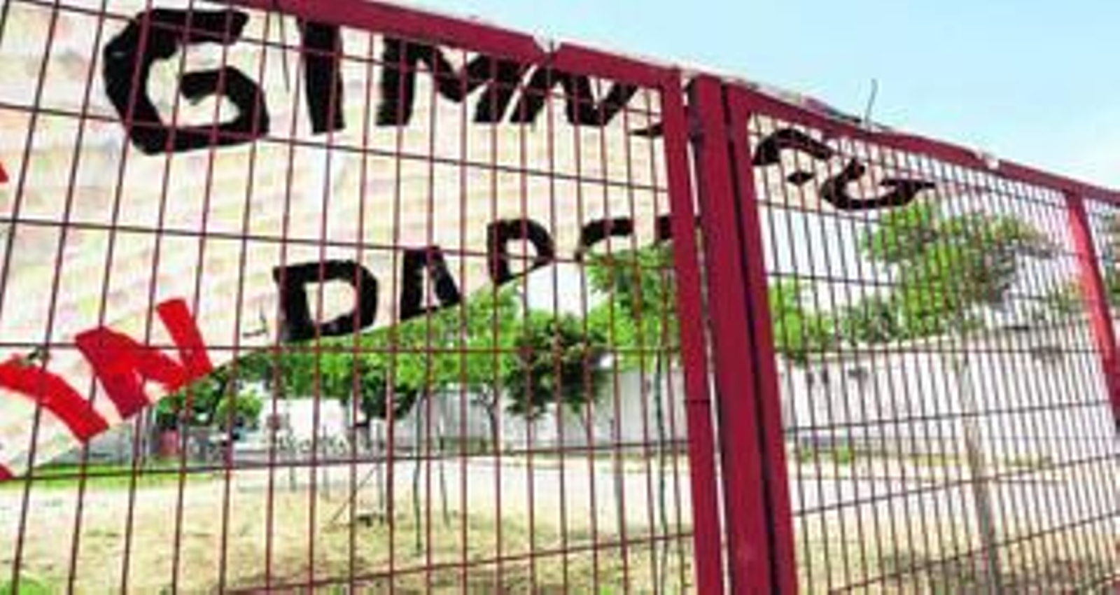 Una de las pancartas colgadas por los padres en el colegio denunciando el estado del centro educativo.