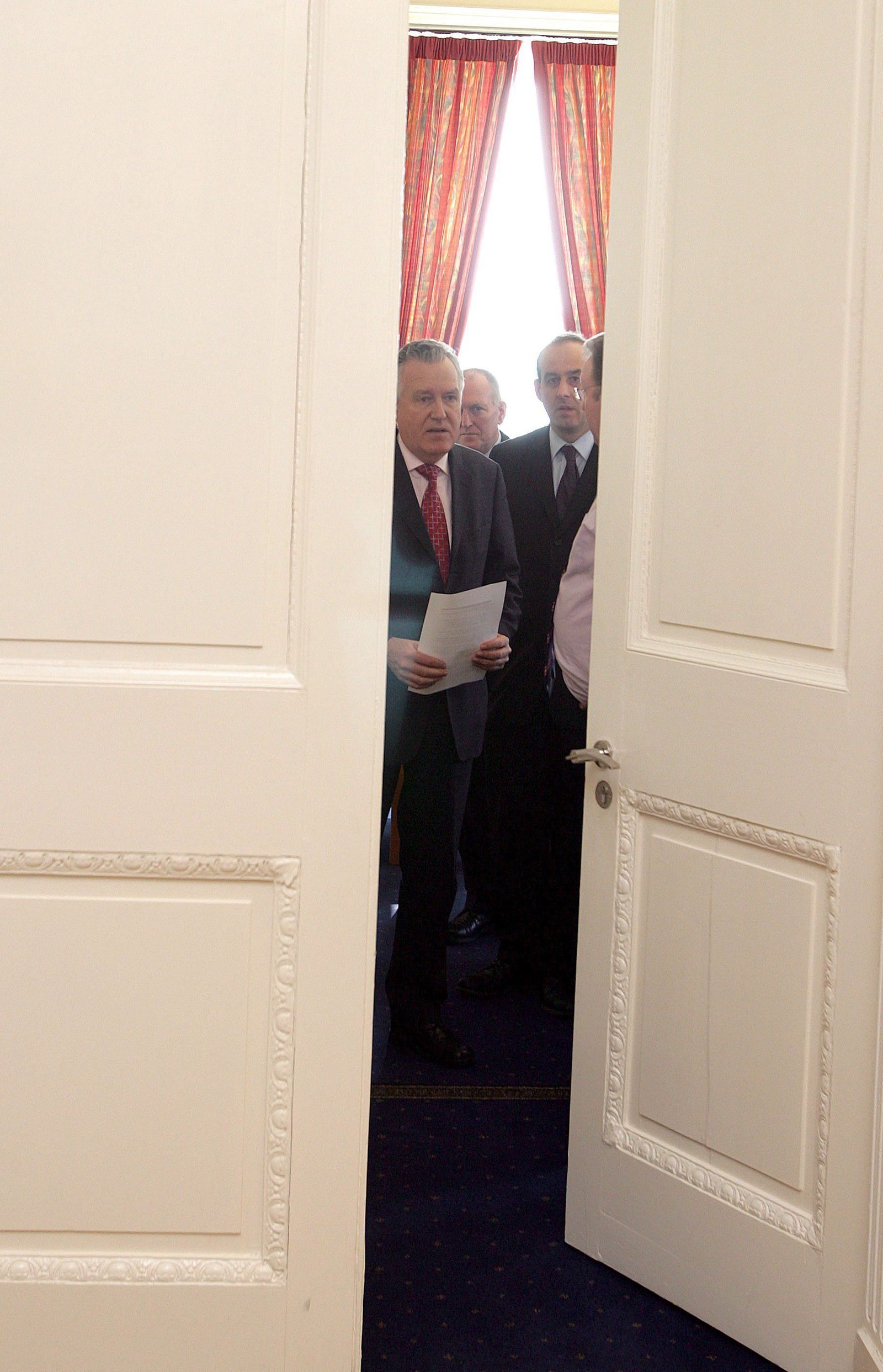 Peter Hain prepara un discurso.