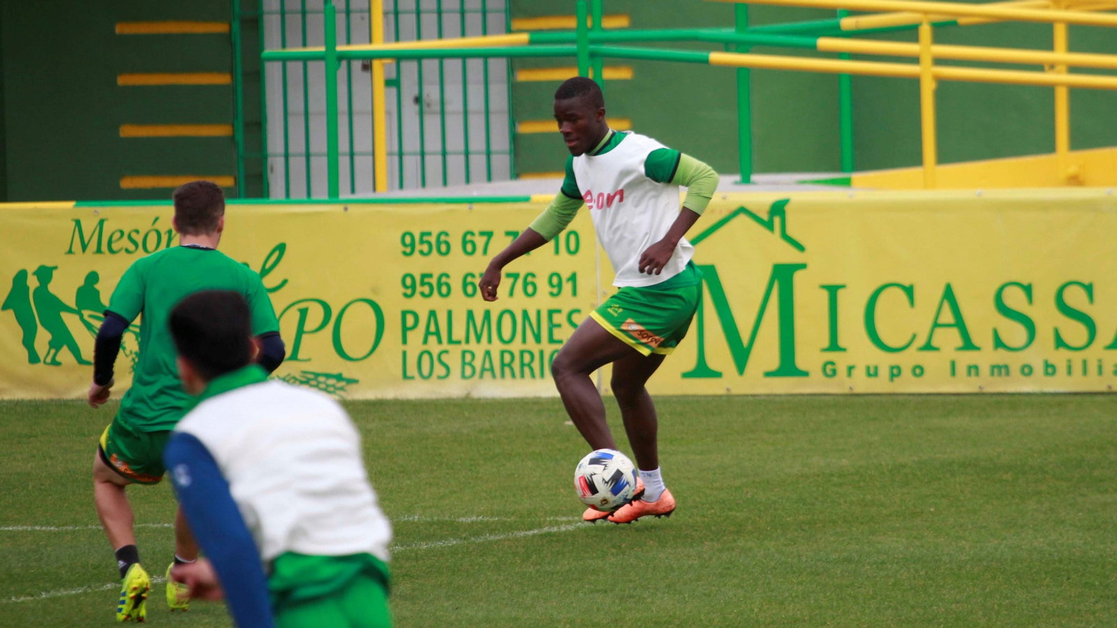 Diawara encara a un compañero en un entrenamiento en el San Rafael.