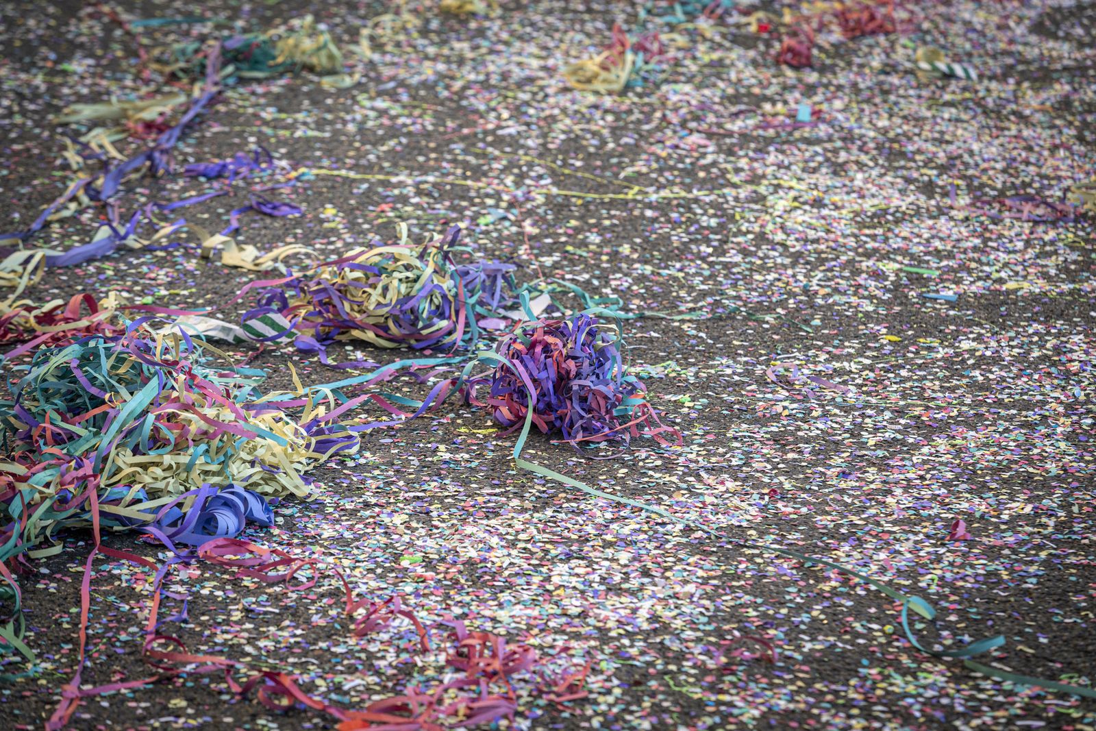 Suelo de la avenida principal de Cádiz tras la cabalgata del domingo de Carnaval.