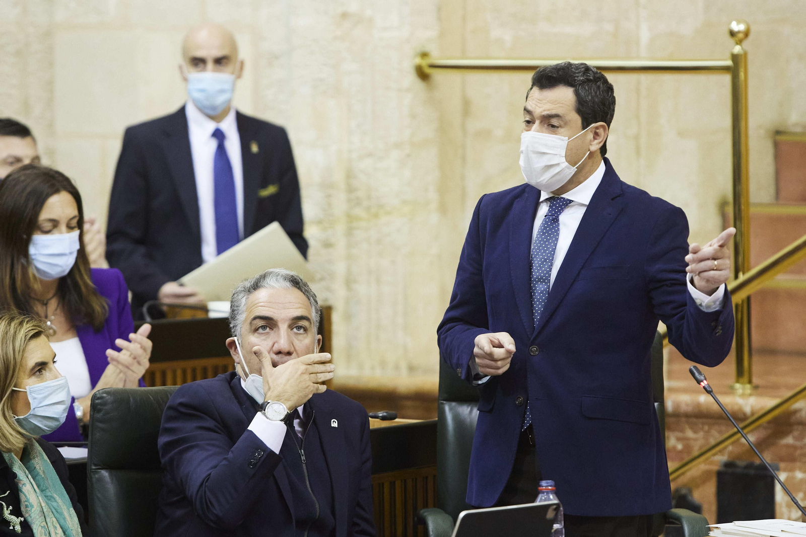 Juanma Moreno, en el Pleno del Parlamento.