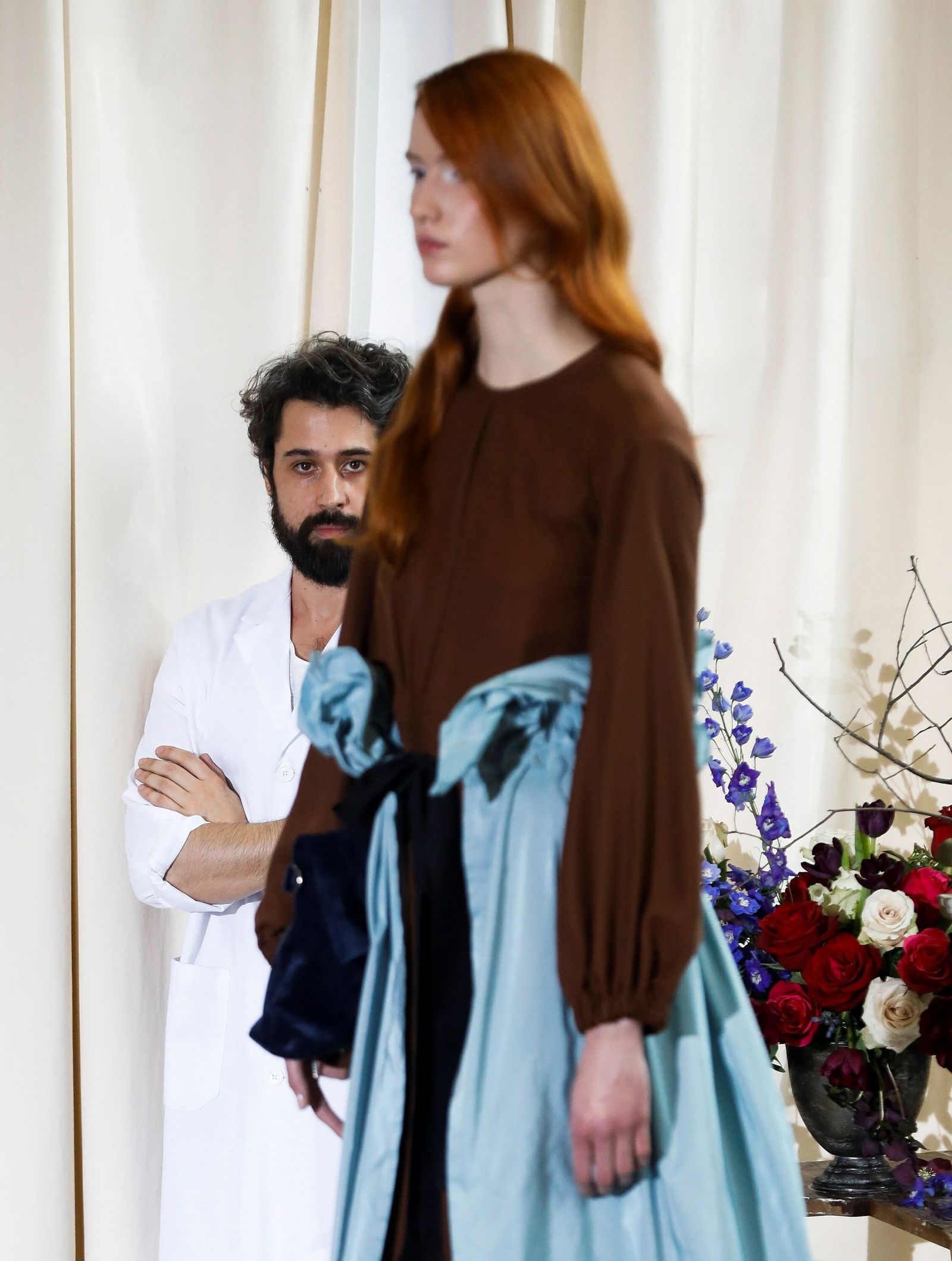 Momento del desfile de una única modelo con la nueva colección de Moisés Nieto (al fondo).