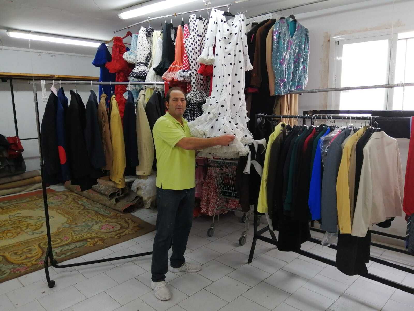 José María Gutiérrez 'Pina', ante unos trajes de flamenca de unas clientas previsoras.