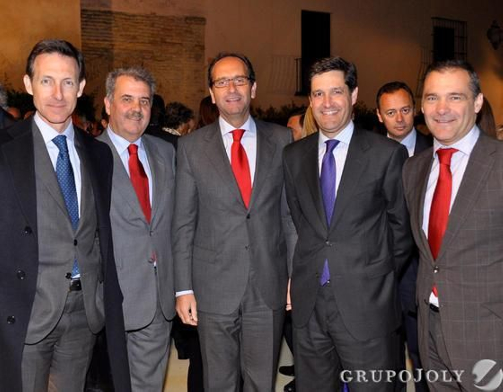 Luis Sánchez Manzano, de Sando, con los directivos del Santander José Atalaya, Alberto Delgado y Ángel Castellanos, y el socio director de Deloitte Leopoldo Parias.

Foto: Juan Carlos Vázquez / Manuel Gómez