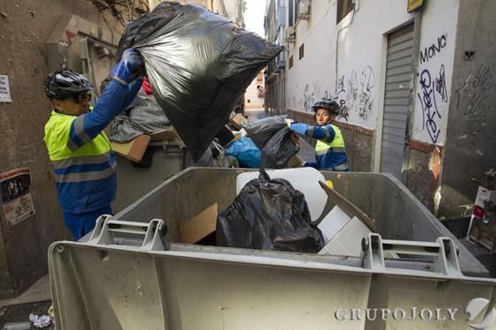 Empleados recogiendo la basura acumulada en las calles de la capital.

Foto: Daniel Pérez