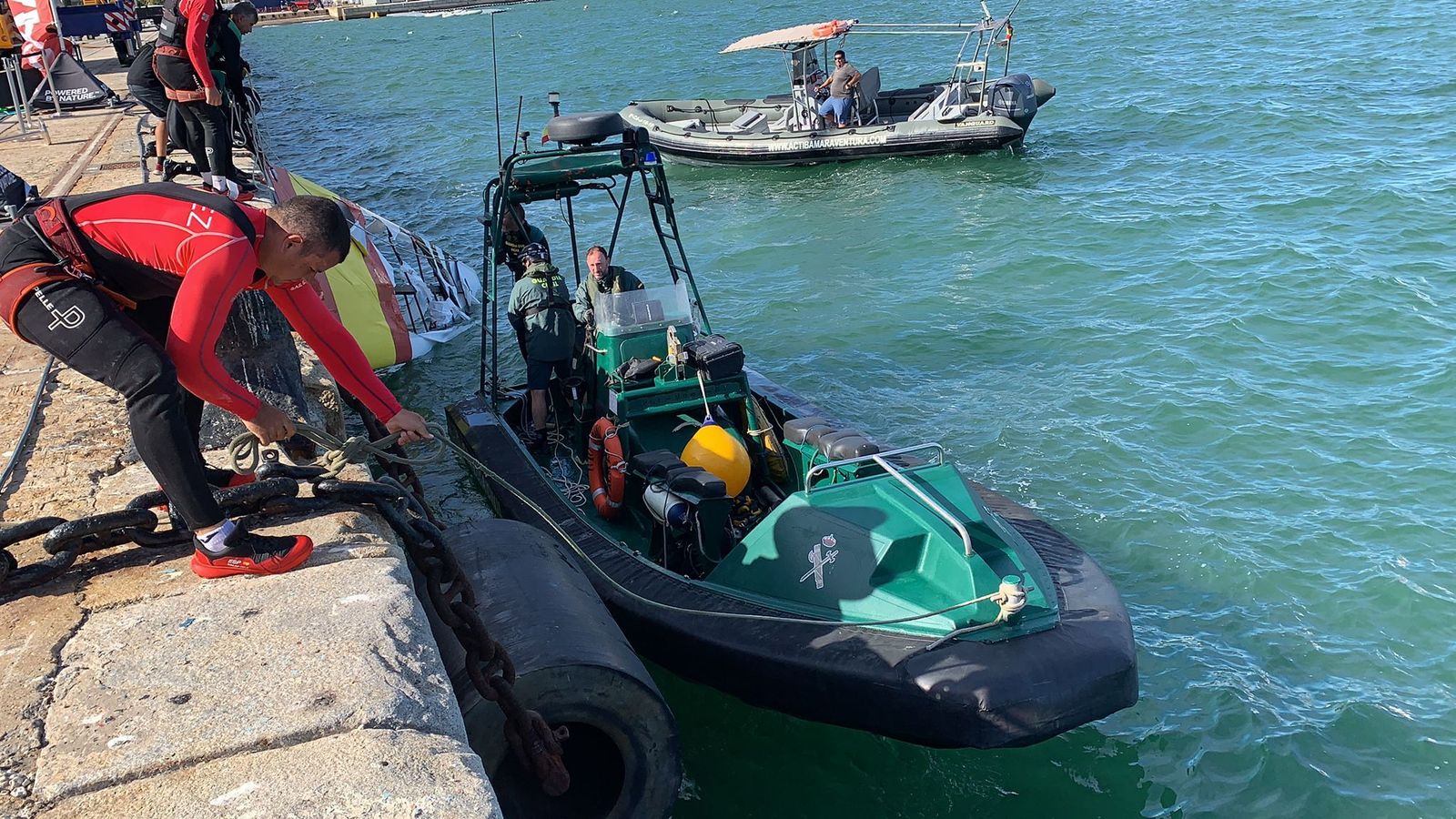 Imágenes: Buzos de la Guardia Civil sacan del mar parte de la embarcación del equipo español de SailGP