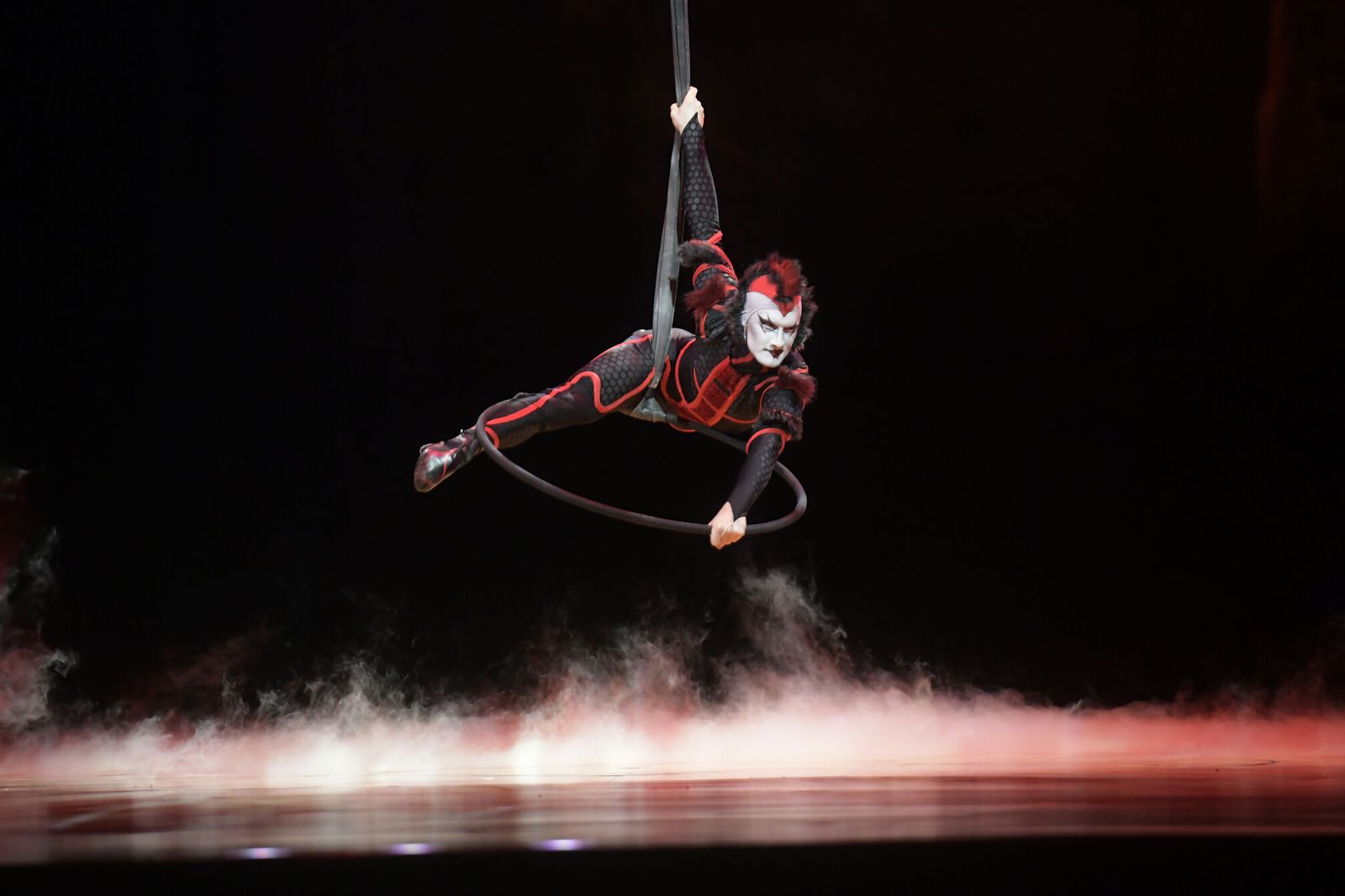 El Circo del Sol brilla en el Palacio de Deportes de Granada
