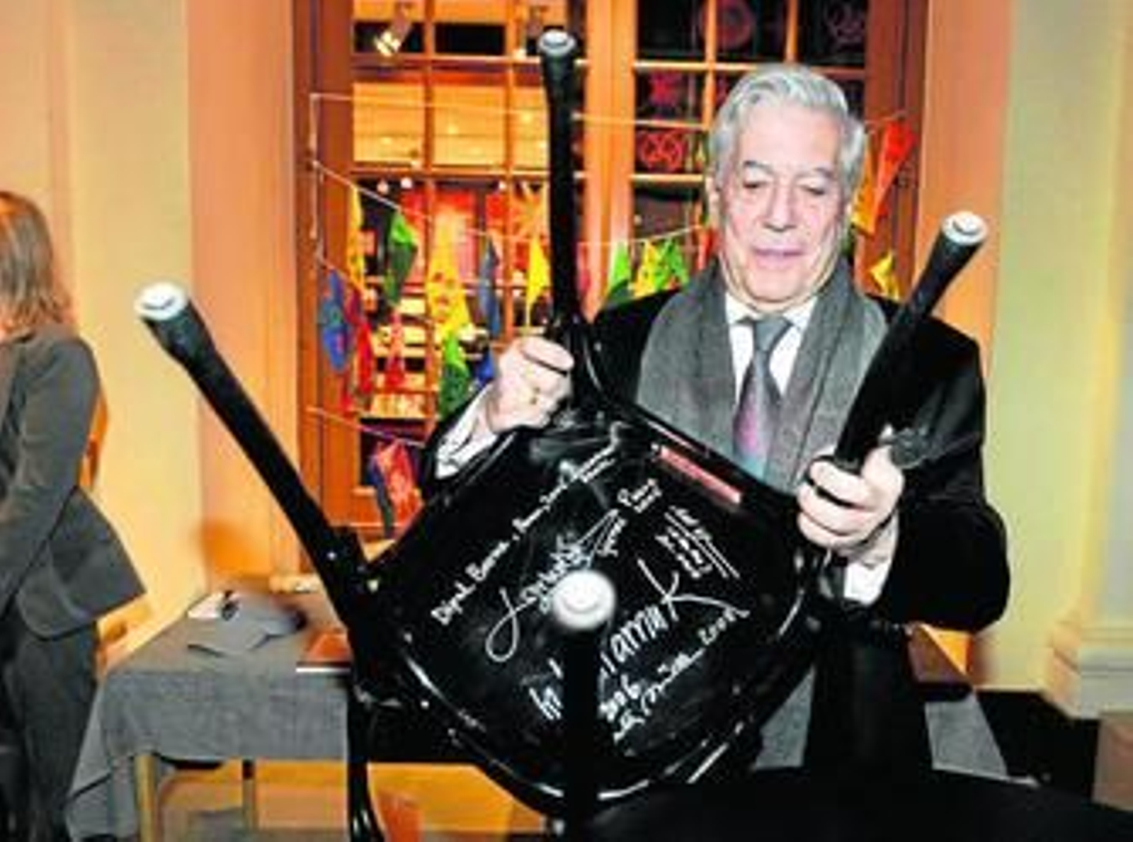 Vargas Llosa, tras dejar su autógrafo en una silla, ayer, en el Museo Nobel de Estocolmo.