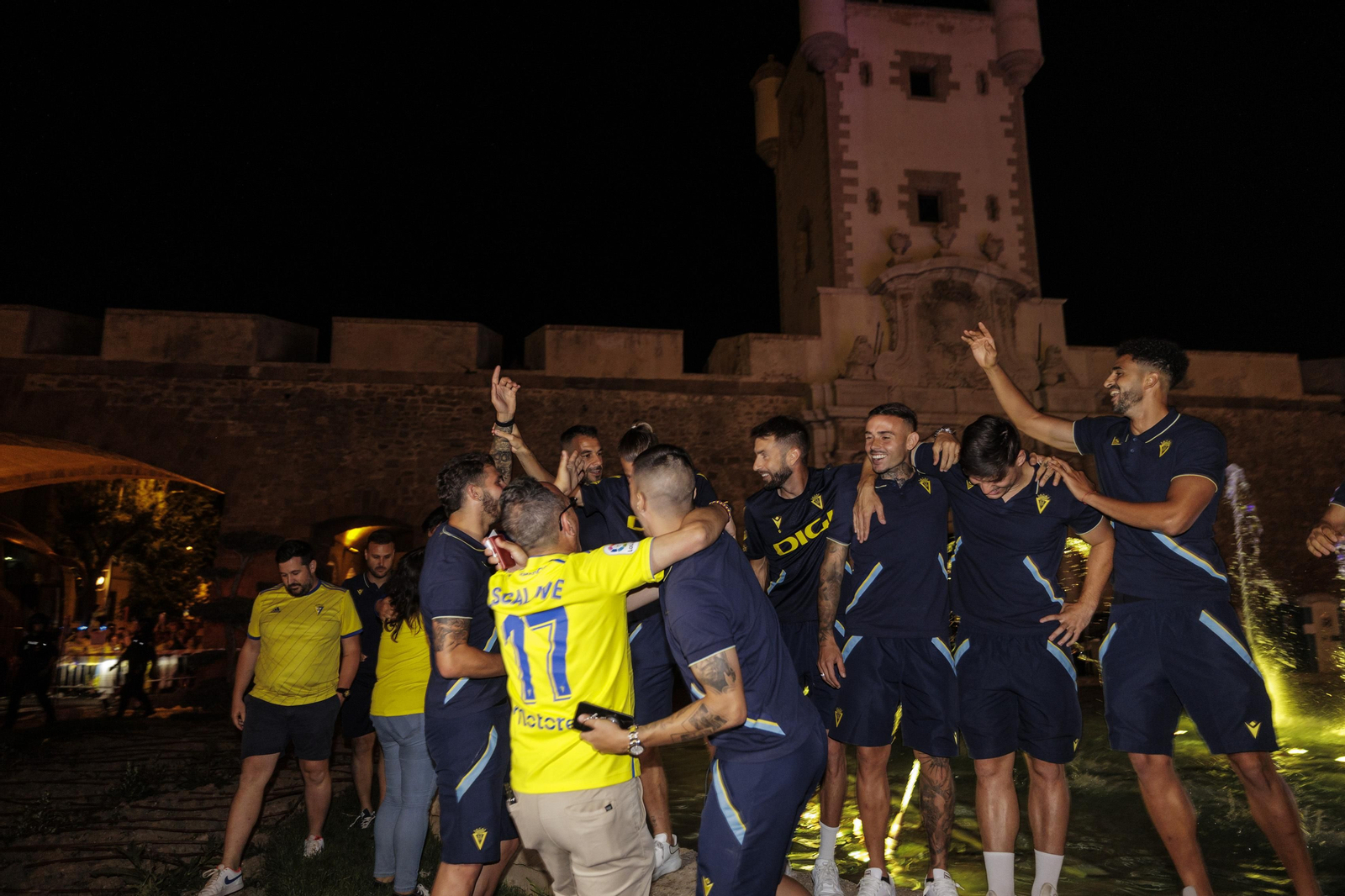 Las imágenes de la afición del Cádiz C.F. celebrando la permanencia en la fuente más cadista