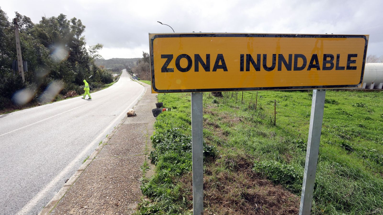 Cartel advirtiendo de una zona inundable en la carretera de Torrecera.