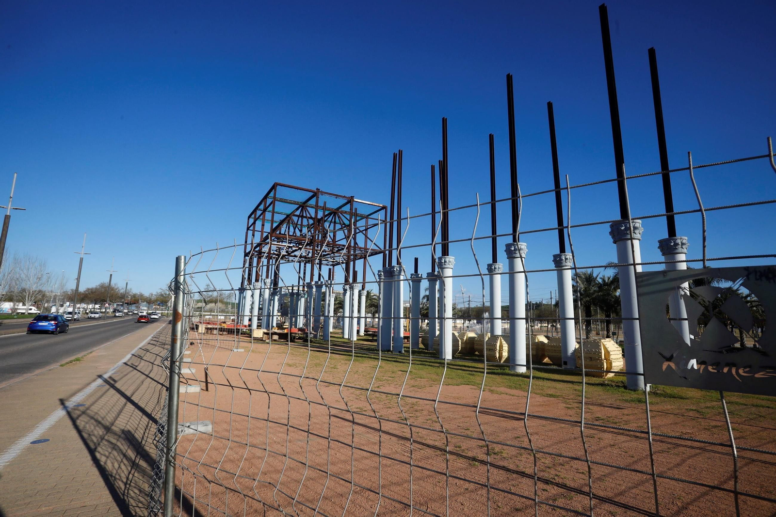 Cuenta atrás para la Feria de Córdoba 2025: las imágenes de la instalación de la portada