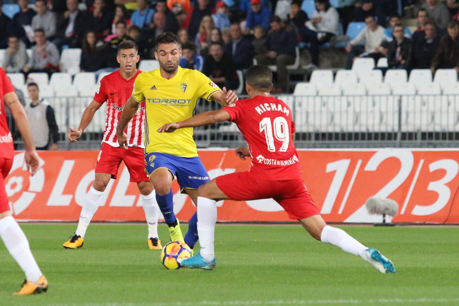 Barral intenta sortear a Hicham en el partido contra el Almería.