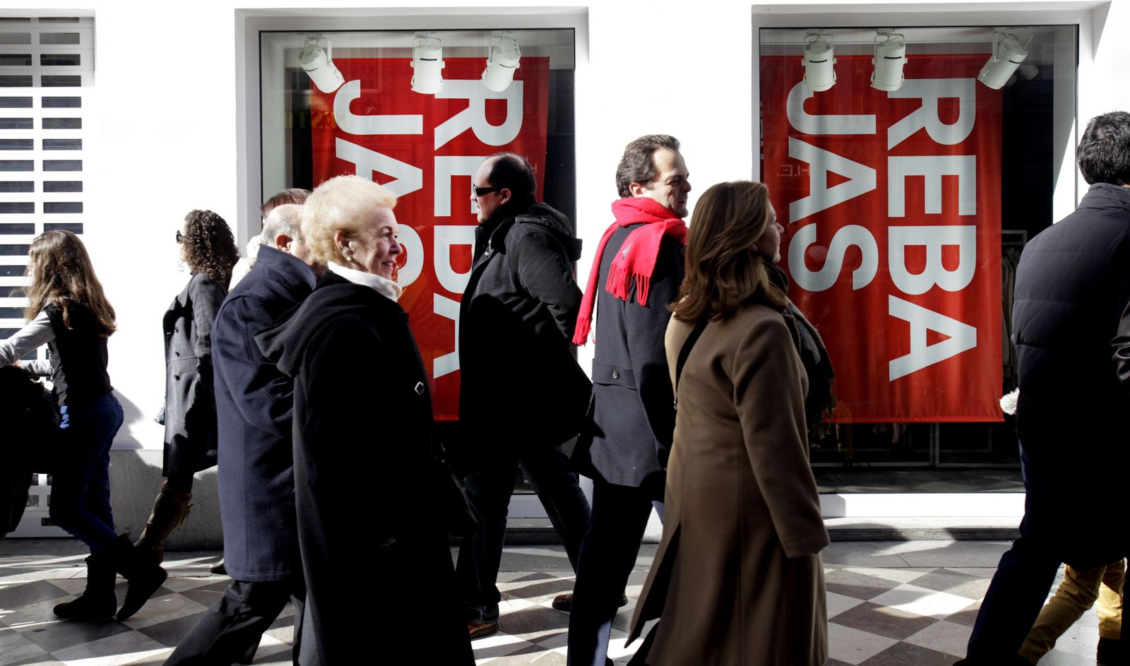 Los almerienses en las calles del centro de la capital en las rebajas.