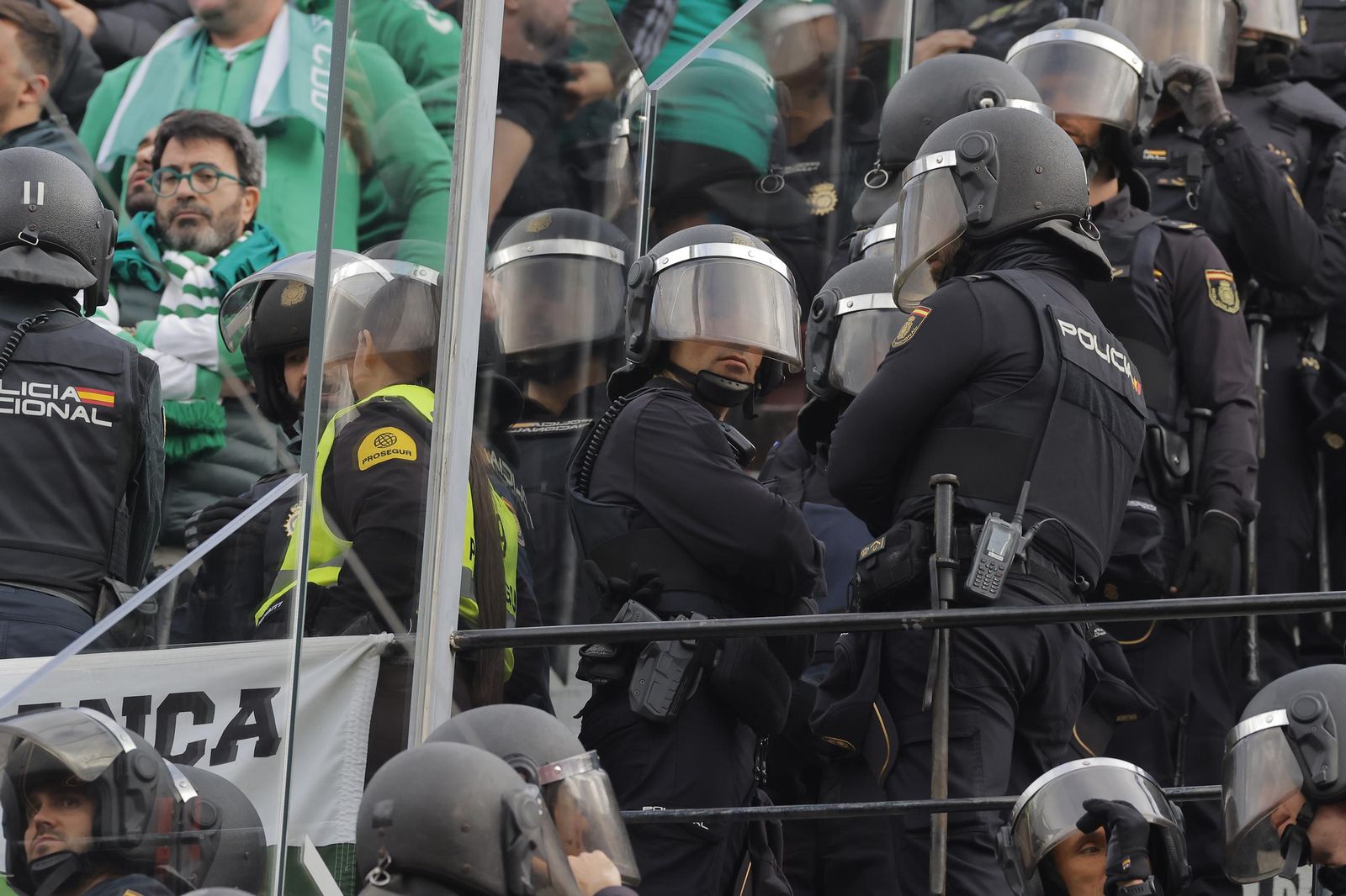 Búscate en las fotos del Sevilla -Betis