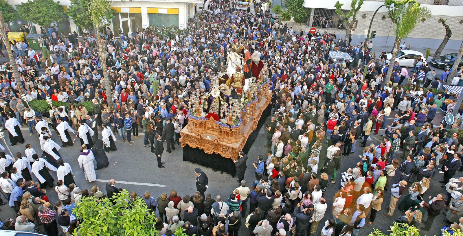 El gran misterio de la Mortaja poco después de salir de Capuchinos en el día de su estreno.