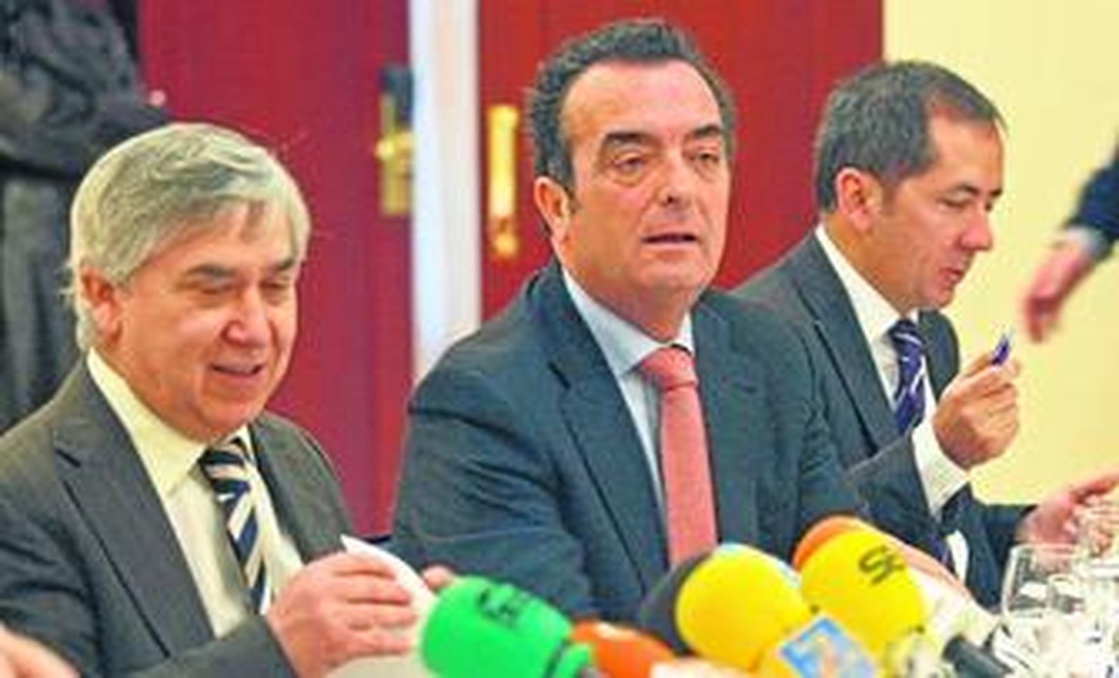 Javier Moyano (c), flanqueado por Antonio Muñoz Vera, que anunció que ahora estará menos en primera línea, y Antonio Muñoz Tapia, que deja el cargo de consejero delegado.