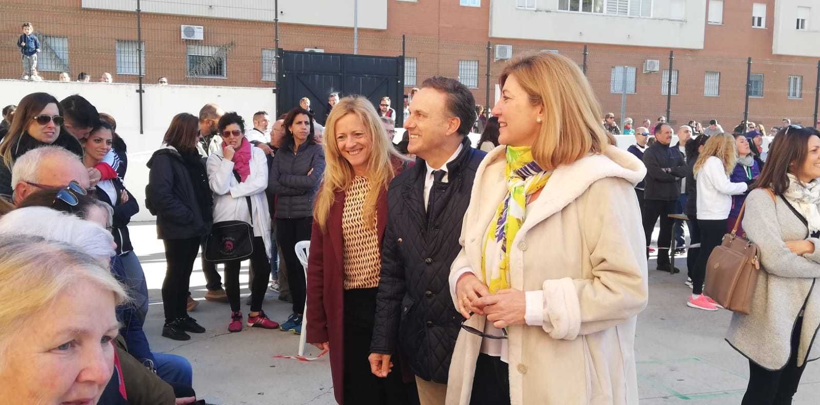 El alcalde David de la Encina (centro), junto a la concejala Ana María Arias (izquierda) y la directora del centro, María del Carmen López (derecha)