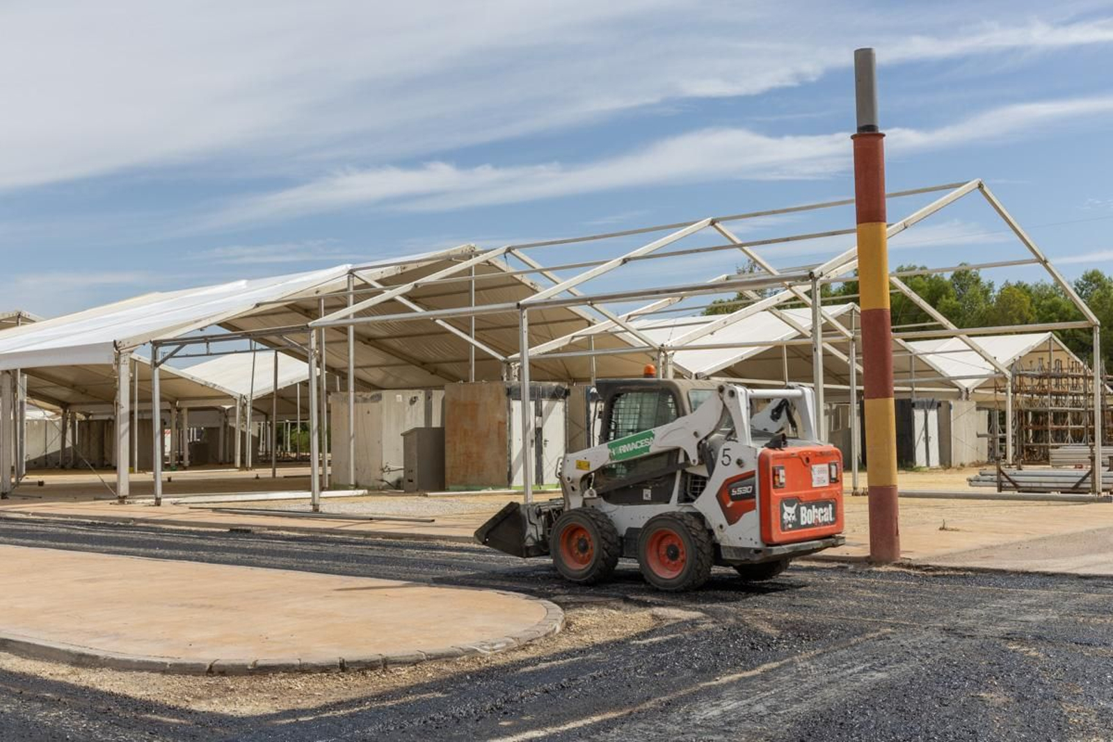 Montaje de casetas de la Feria de San Lucas, en imágenes