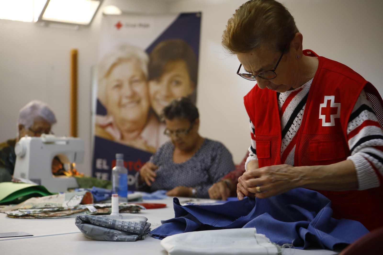 Así elaboran los cojines solidarios para luchar contra el cáncer de mama