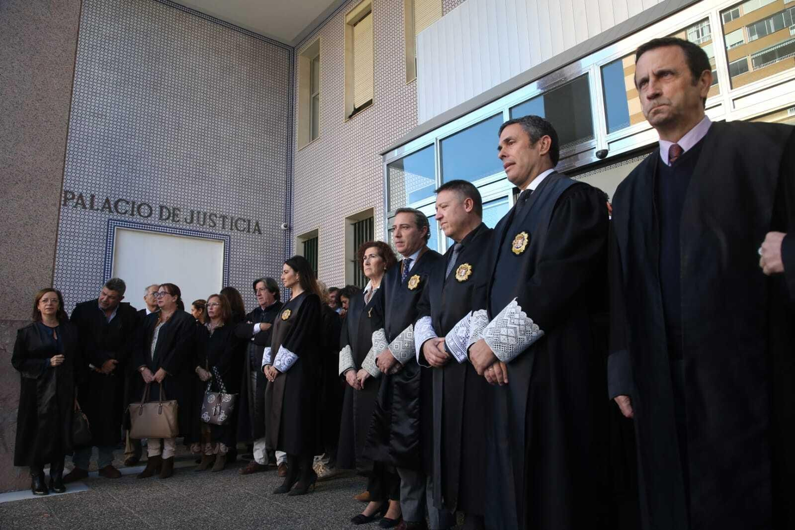 Jueces, fiscales y letrados, este martes en la concentración en Algeciras.